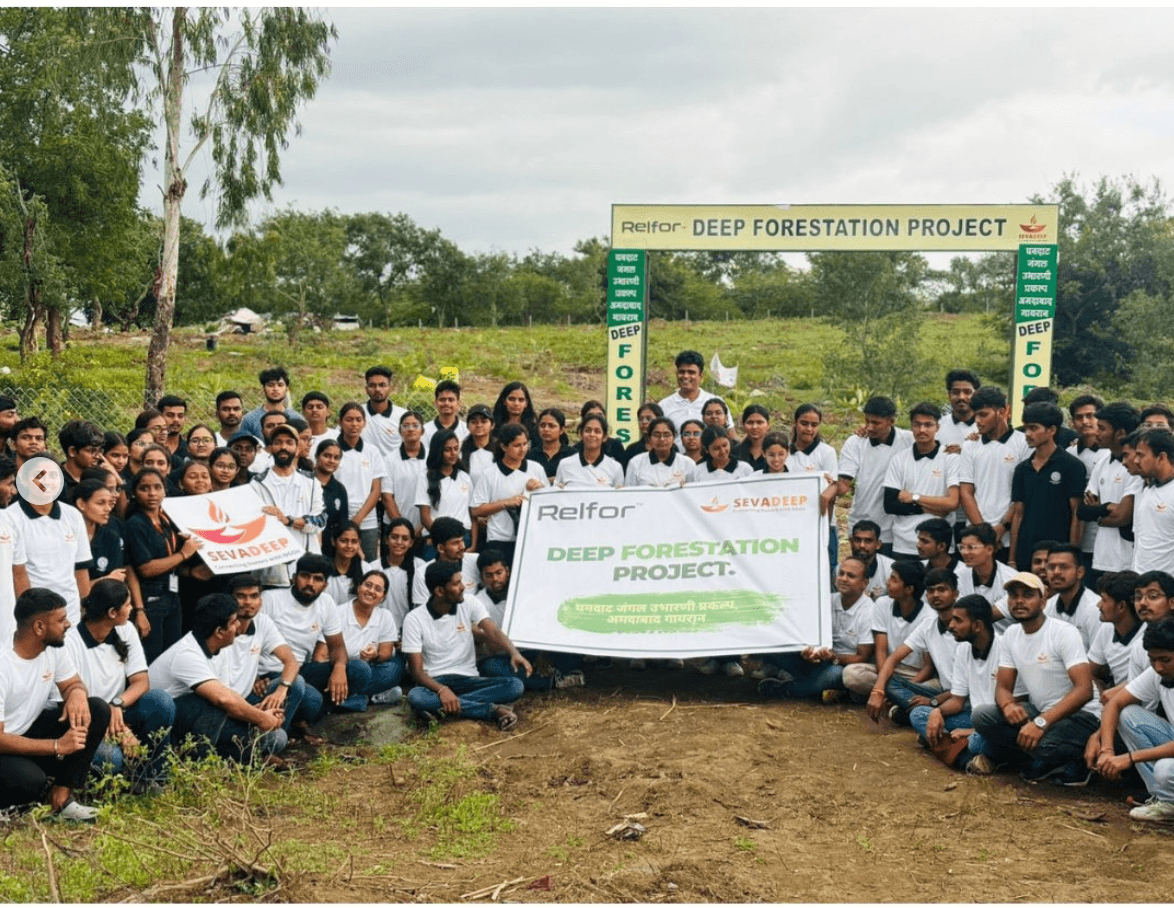 Volunteers distributing blankets and food